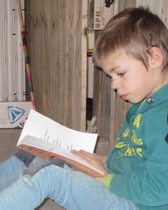 Enfant qui lit - Éditions Odilon